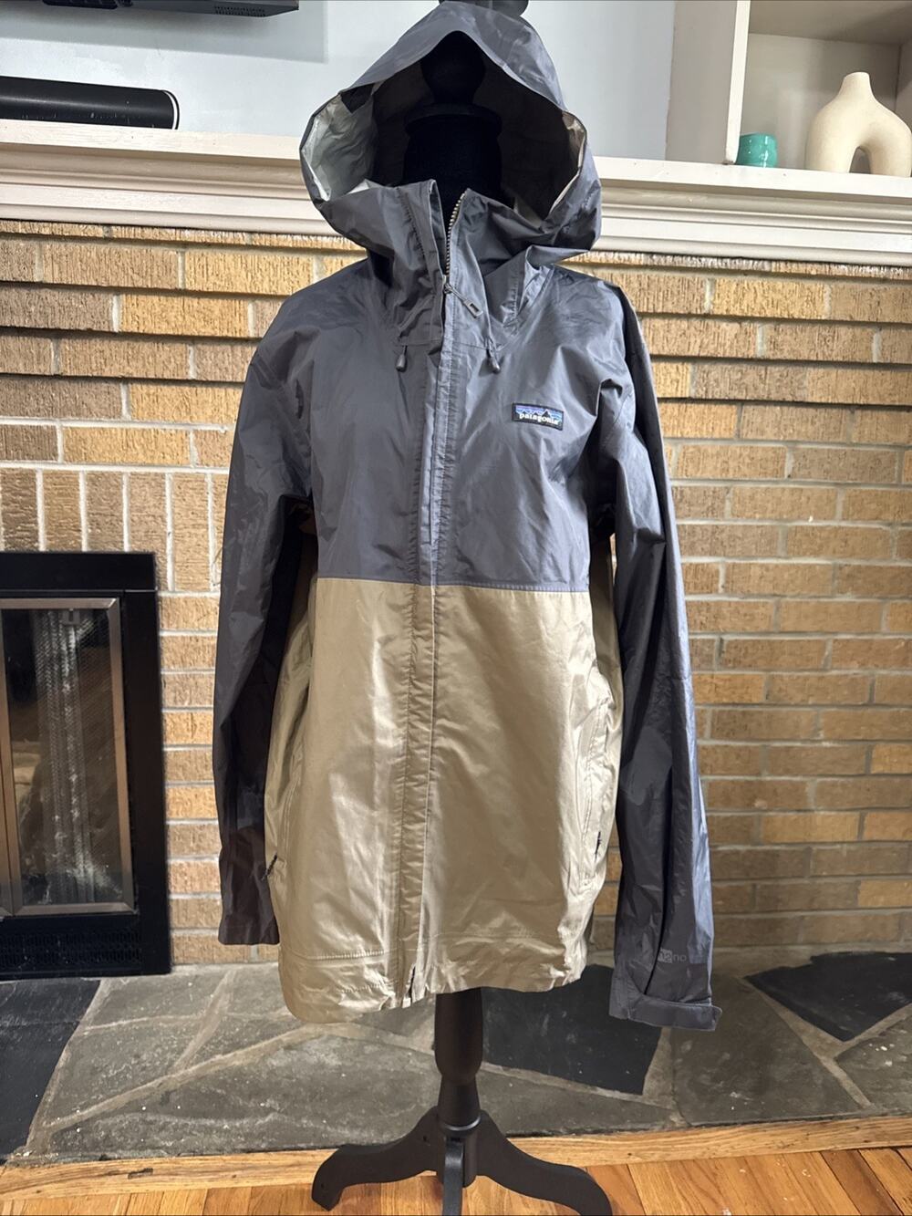 Patagonia Men’s Medium Torrentshell H2NO Gray & Tan Pullover Hooded Rain Jacket!